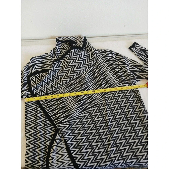 Absolutely Famous Cardigan Medium Open Black White Geometric Print - Picture 9 of 13